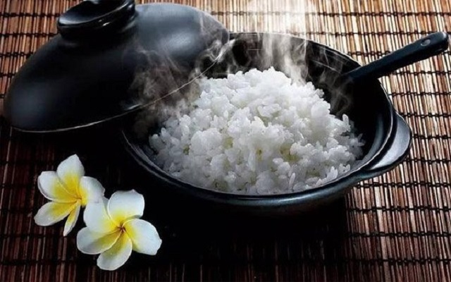 Mơ thấy ăn cơm nên đánh con gì