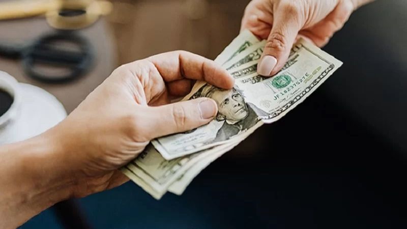 Trong mơ thấy người khác cho tiền có sao không? Trong mơ thấy người khác cho tiền có sao không?